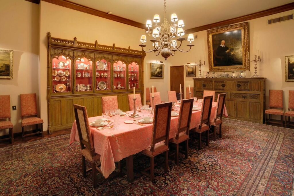 Sala de jantar clássica com prataria na Casa Museu Ema Klabin em passeios de arquitetura em são paulo.