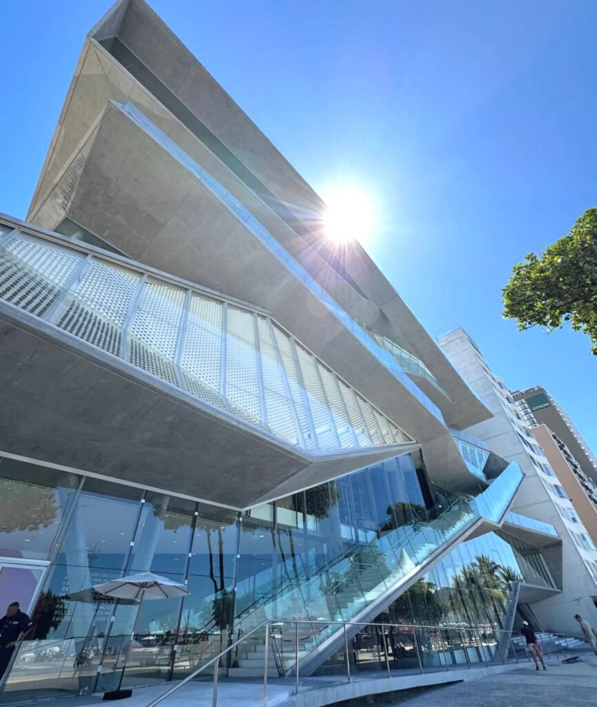 Fachada geométrica do MIS Copacabana com rampas de vidro, destaque na inauguração de museus em 2026.