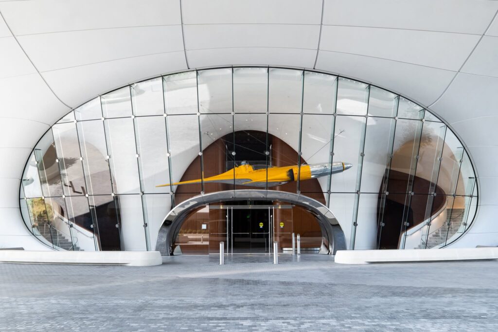 Nave N-1 Starfighter com R2-D2 suspensa no portal de vidro da praça de entrada do Lucas Museum of Narrative Art.