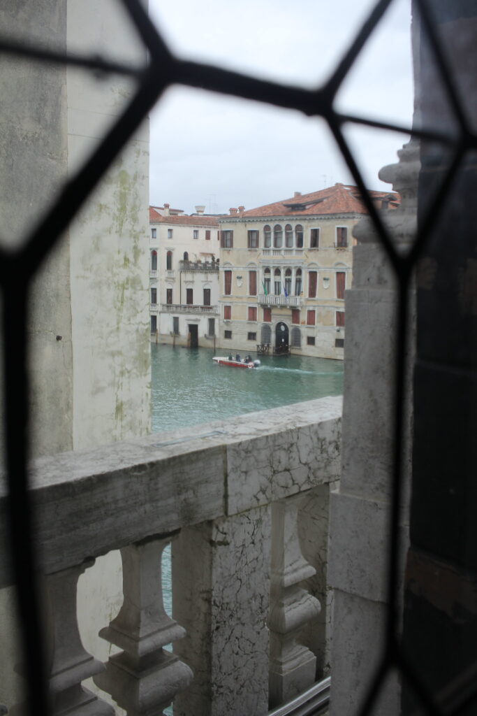Vista do Grand Canal e Palazzo Corner, refletindo a arquitetura secular dos hotéis de Veneza.
