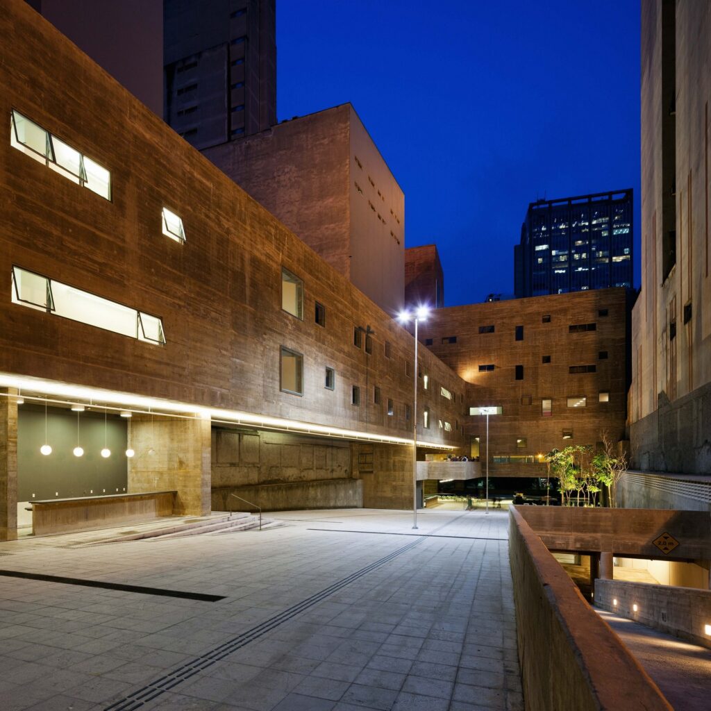 Pátio da Praça das Artes à noite com concreto ocre, um dos melhores lugares para quem gosta de arte em são paulo.