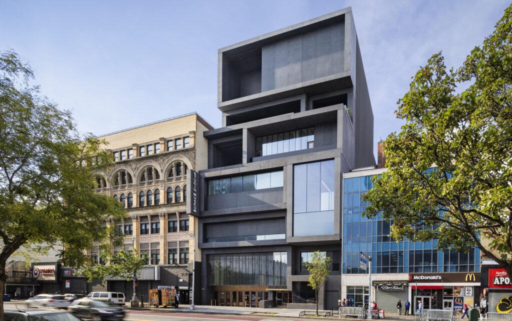 Fachada contemporânea em concreto escuro do novo edifício do Studio Museum in Harlem na 125th Street em Nova York.