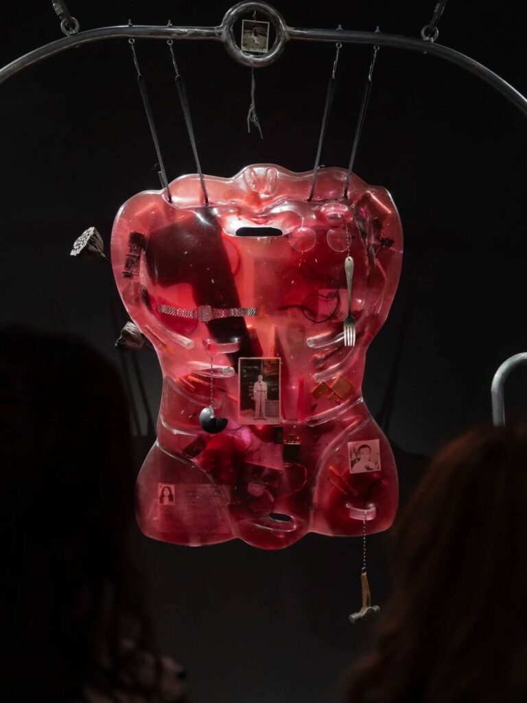 Escultura em acrílico translúcido com memórias afetivas na exposição do Sesc São Paulo.