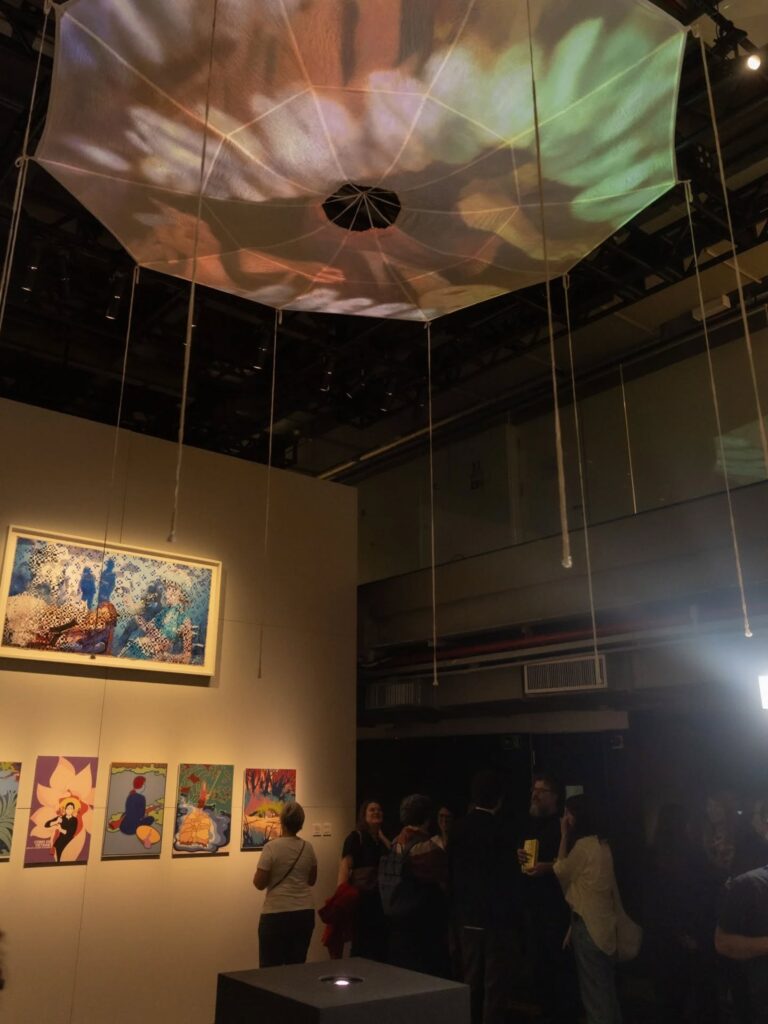 Instalação têxtil suspensa e projeções na exposição Cartas à Memória no Sesc São Paulo.