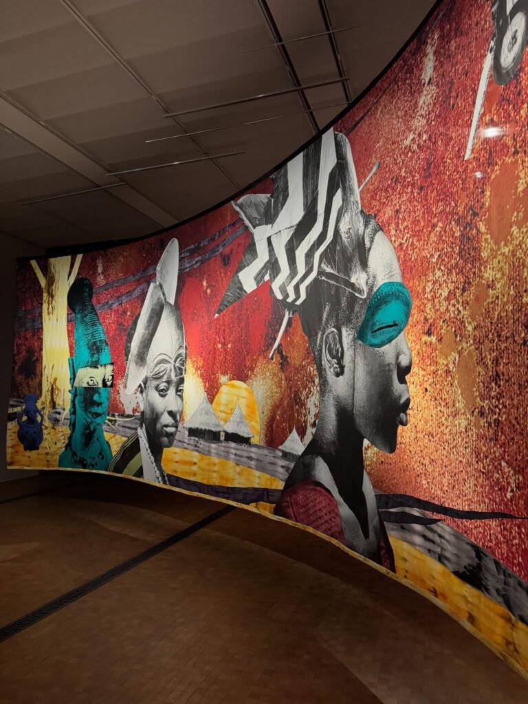 Instalação The Golden Ladies de Raphael Barontini na exposição do museu KANAL para inauguração de museus em 2026.