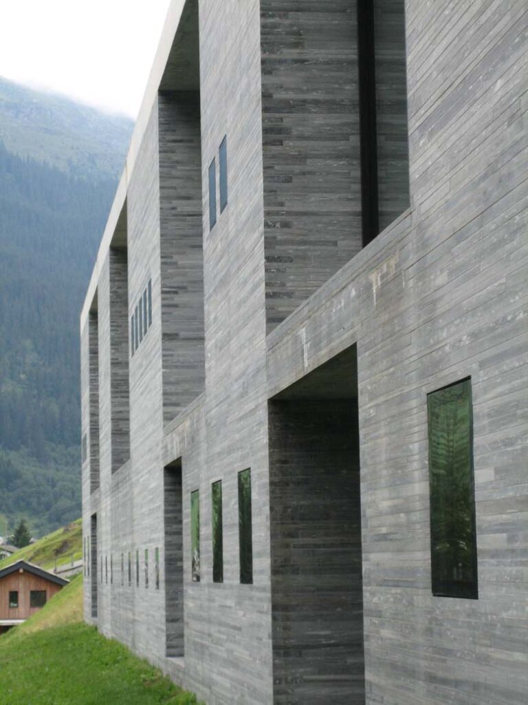 Fachada em pedra gnaisse das Termas de Vals no 7132 Hotel, exemplo de arquitetura vernacular na europa e cantaria alpina.