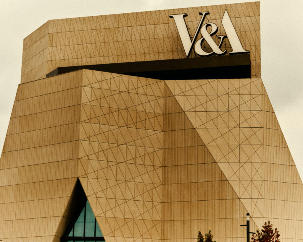 Fachada geométrica plissada do V&A East Museum London na inauguração de museus em 2026.