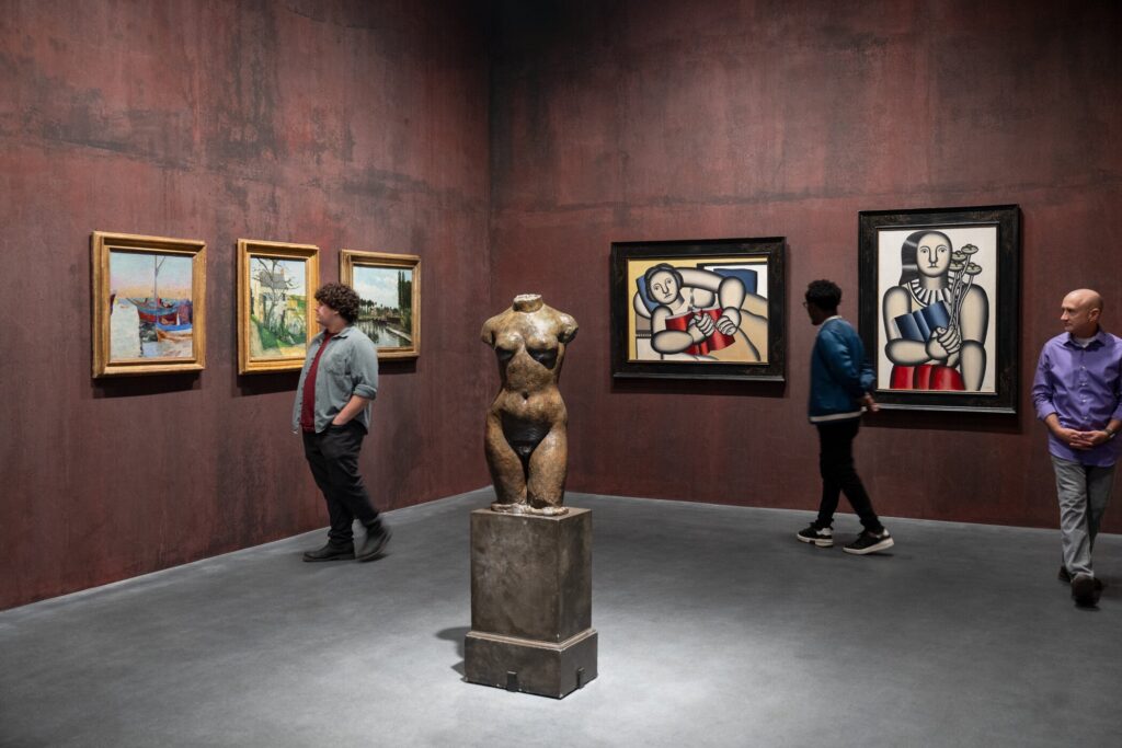 Galeria das David Geffen Galleries no LACMA com paredes terrosas e obras na inauguração de museus em 2026.