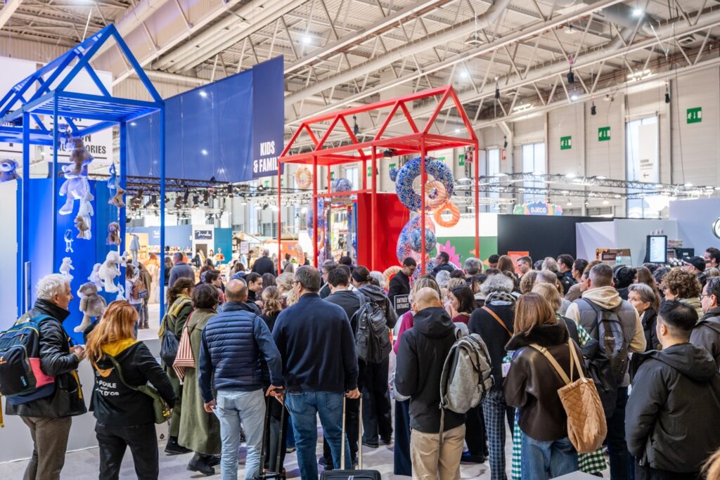 Visitantes no Hall 7 explorando estandes dos setores Fashion Accessories e Gift Play na Maison e Objet.