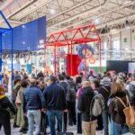 Visitantes no Hall 7 explorando estandes dos setores Fashion Accessories e Gift Play na Maison e Objet.