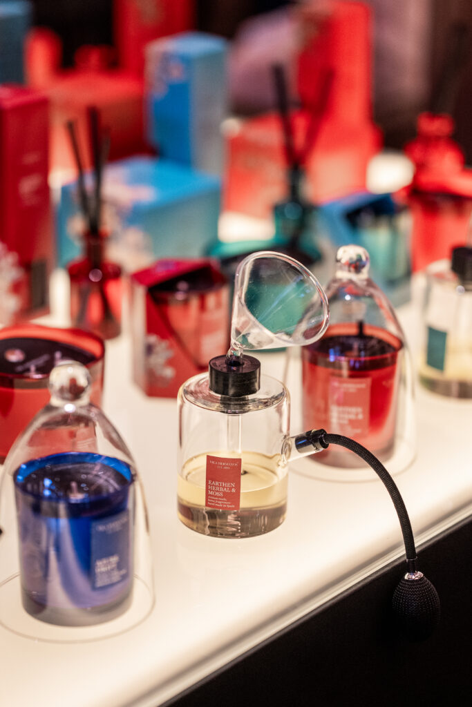 Difusor de ambiente em vidro soprado e velas perfumadas Ladenac Milano no setor Fragrance e Ambiance da Maison e Objet.