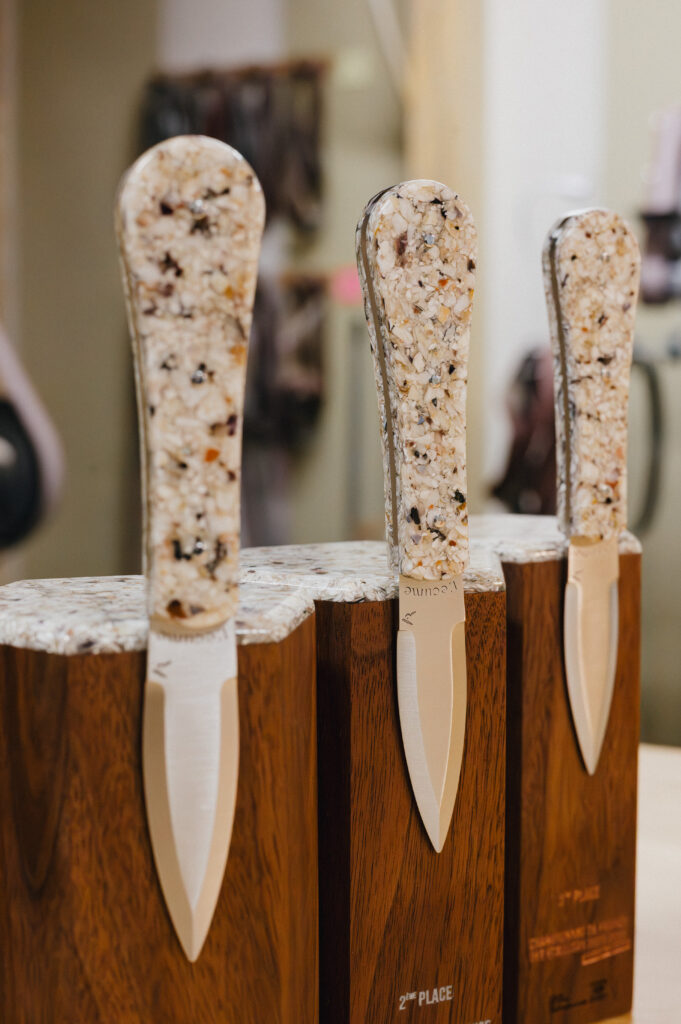 Facas artesanais com cabos sustentáveis de conchas da L'Atelier Rosie no setor Cook e Share da Maison e Objet.