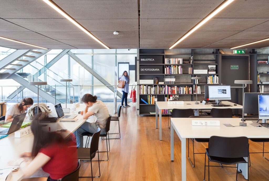 Biblioteca de Fotografia do IMS Paulista integrada ao roteiro cultural em são paulo com piso de madeira e luz linear.