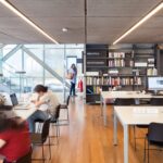 Biblioteca de Fotografia do IMS Paulista integrada ao roteiro cultural em s&atilde;o paulo com piso de madeira e luz linear.