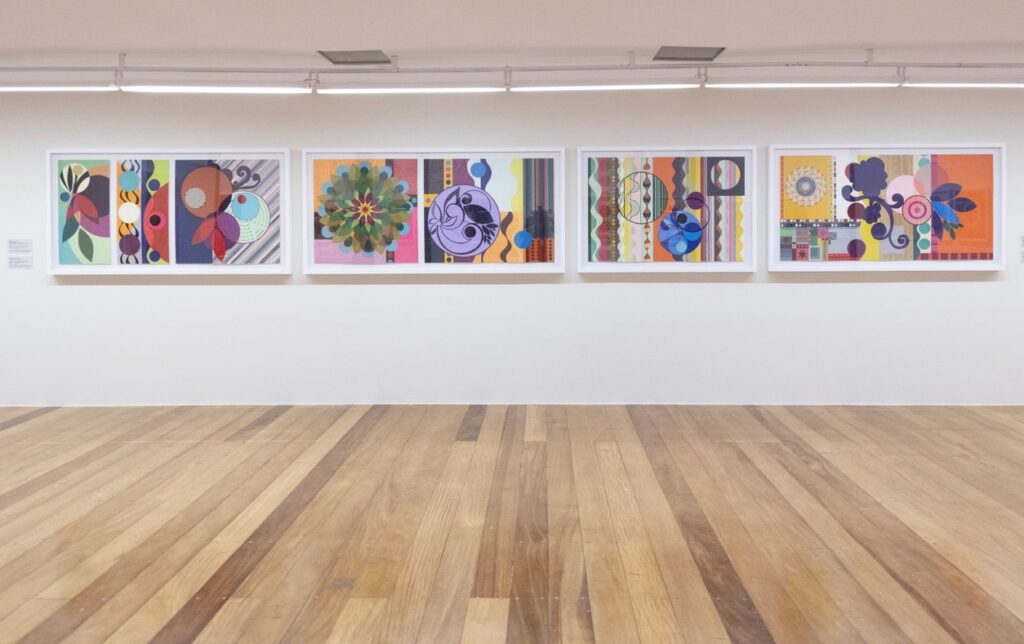 Galeria da Pinacoteca com piso de madeira e obras de Beatriz Milhazes em passeios de arquitetura em são paulo.