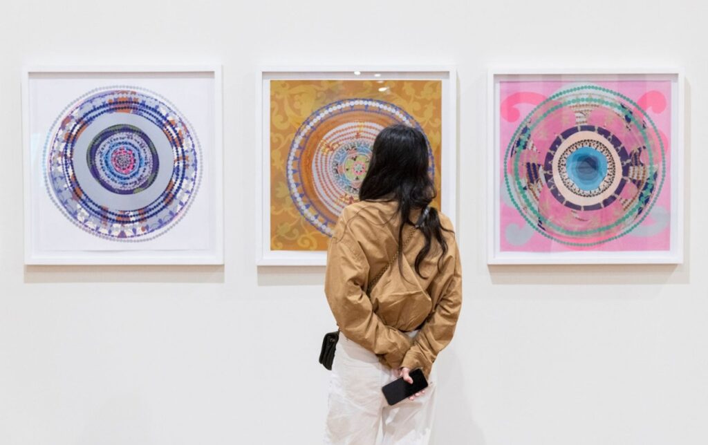 Visitante observando obras de Beatriz Milhazes na Pinacoteca durante passeios de arquitetura em são paulo.