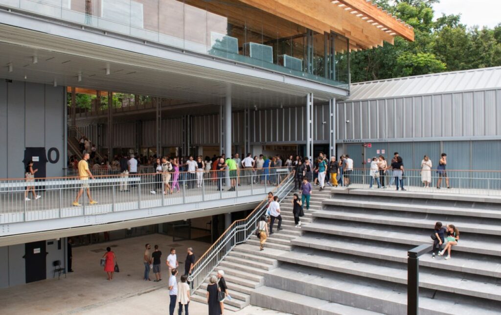 Pinacoteca Contemporânea com pátio e arquibancada em passeios de arquitetura em são paulo.