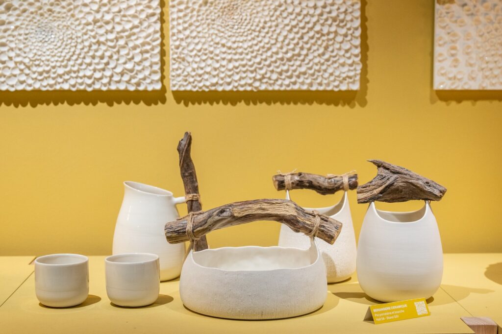 Potes de porcelana com alças de galho rústico da Bérangère Céramique no setor Fine Craft da Maison e Objet.