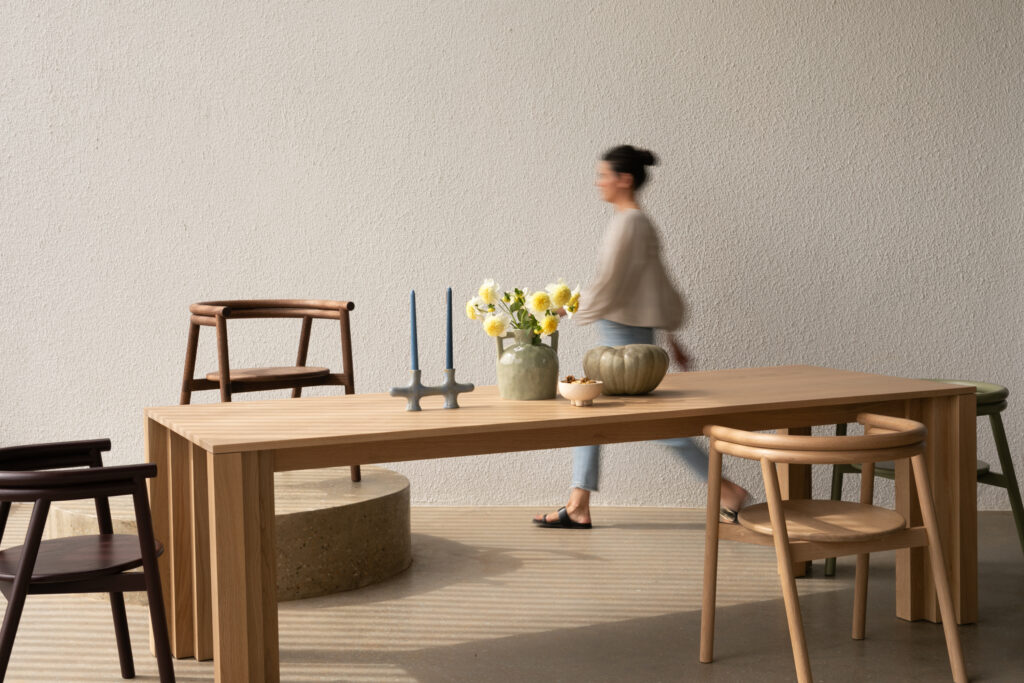 Sala de jantar minimalista com mesa e cadeiras de marcenaria autoral da DEFT Studios na Maison e Objet.