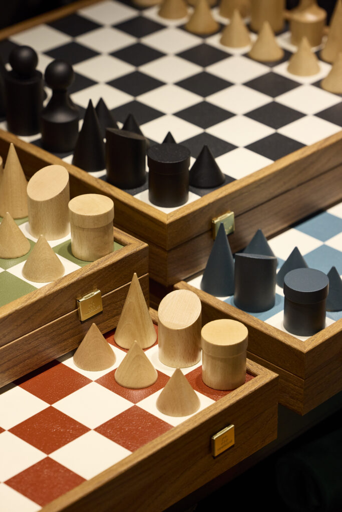 Jogo de xadrez de luxo em madeira maciça da Manopoulos no setor Gift e Play da Maison e Objet.