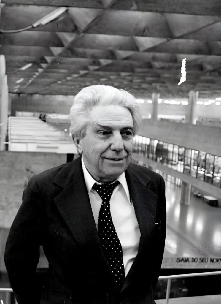 Vilanova Artigas no interior da FAU-USP, arquiteto fundamental da Escola Paulista e do brutalismo em São Paulo.