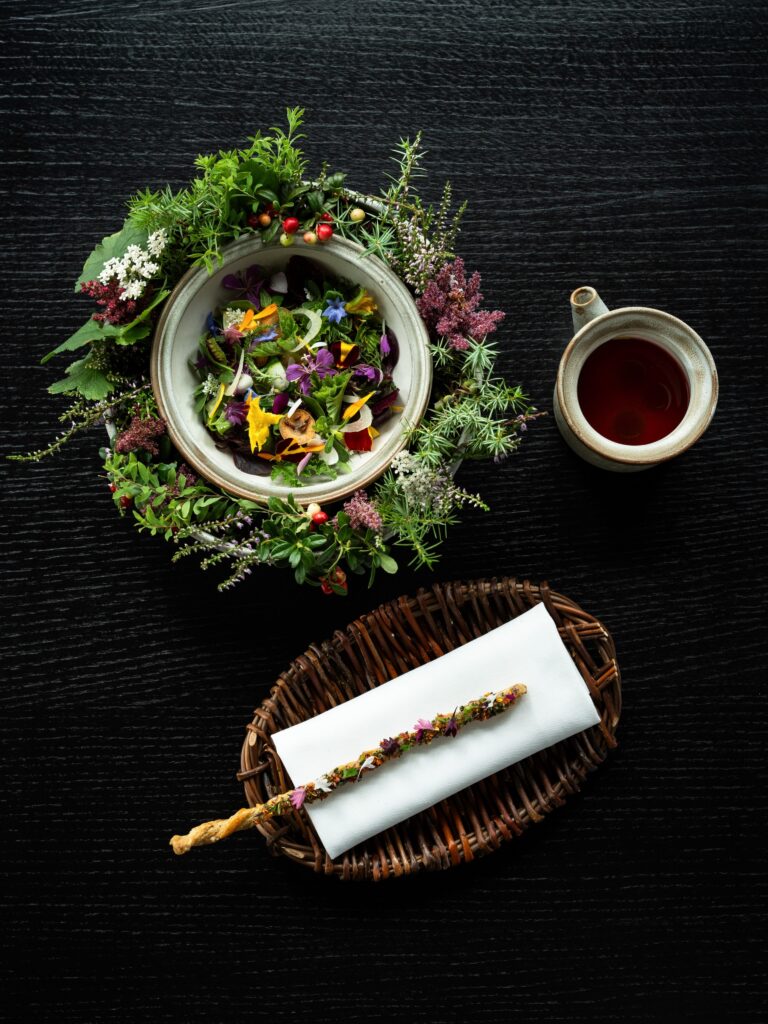 Apresentação em cerâmica artesanal com botânica alpina silvestre no restaurante Atelier Moessmer Norbert Niederkofler.