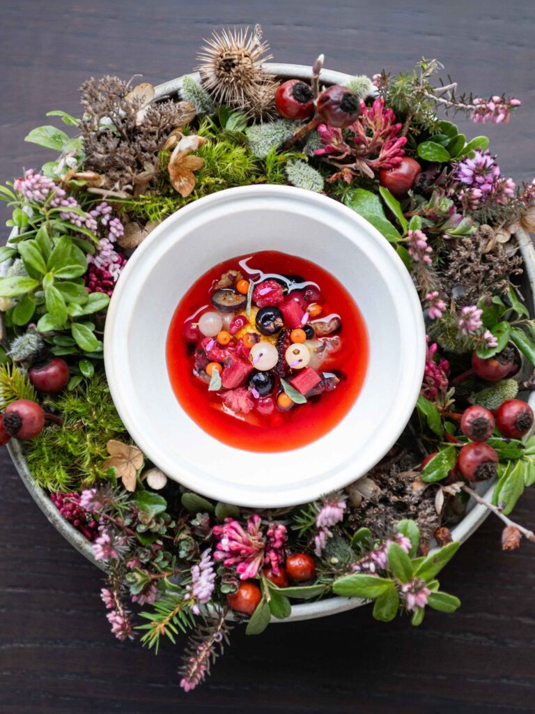 Sobremesa de frutas silvestres em cerâmica com musgos alpinos no restaurante Atelier Moessmer Norbert Niederkofler.
