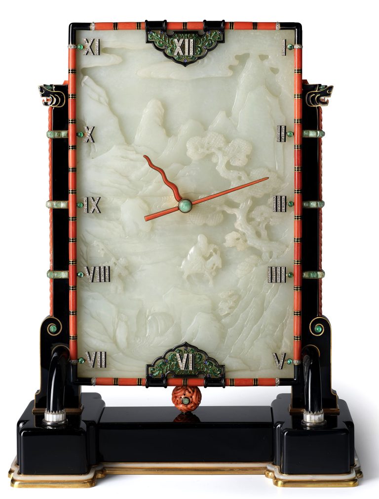 Relógio Cartier de 1927 em jade branco, ônix, coral e diamantes, obra-prima da alta joalheria em estilo art deco.