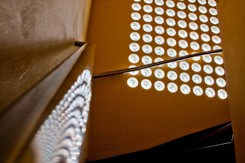 Detalhe de iluminação e escada na Casa Modernista, marco anterior ao Brutalismo em São Paulo.