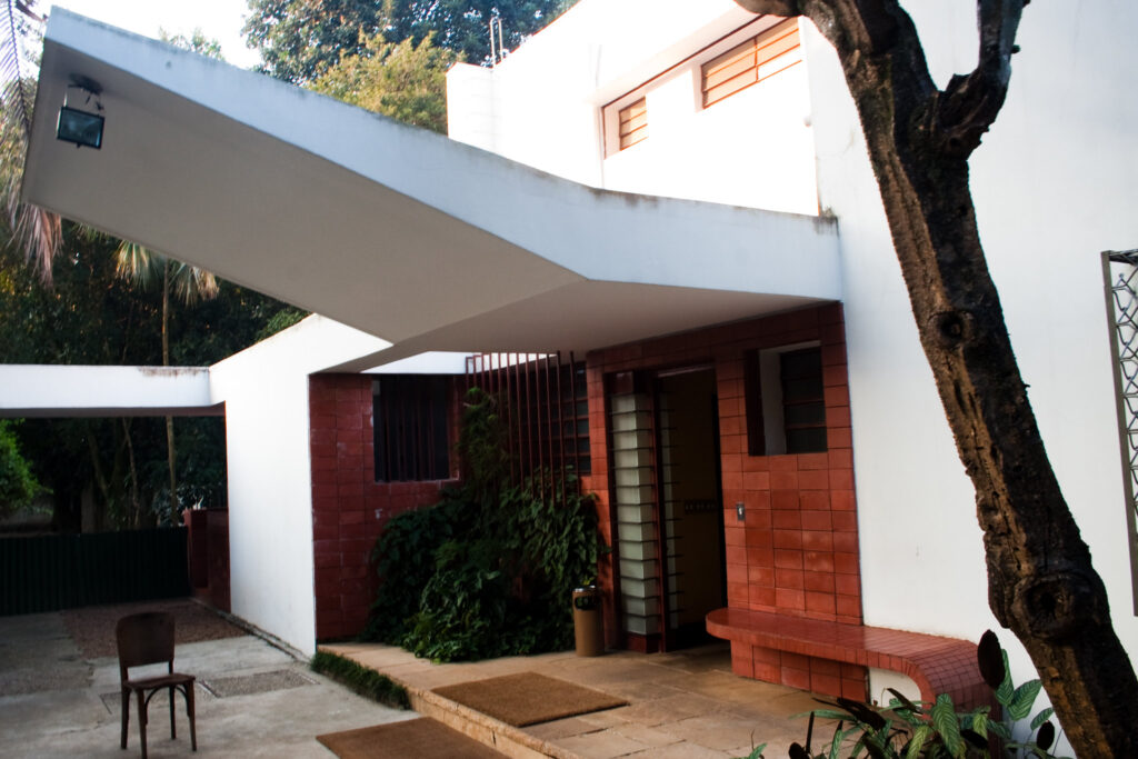 Marquise em balanço da Casa Modernista de Warchavchik, base para o Brutalismo em São Paulo.