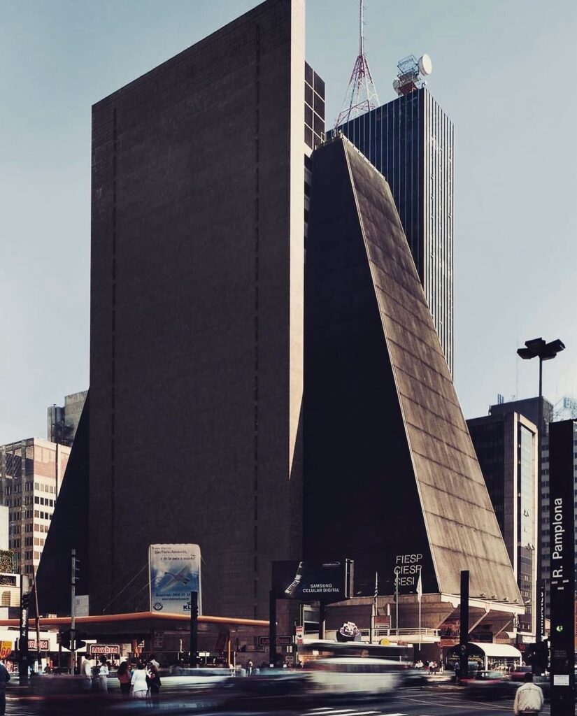 Edifício piramidal da Fiesp na Avenida Paulista, marco monumental do brutalismo em São Paulo.