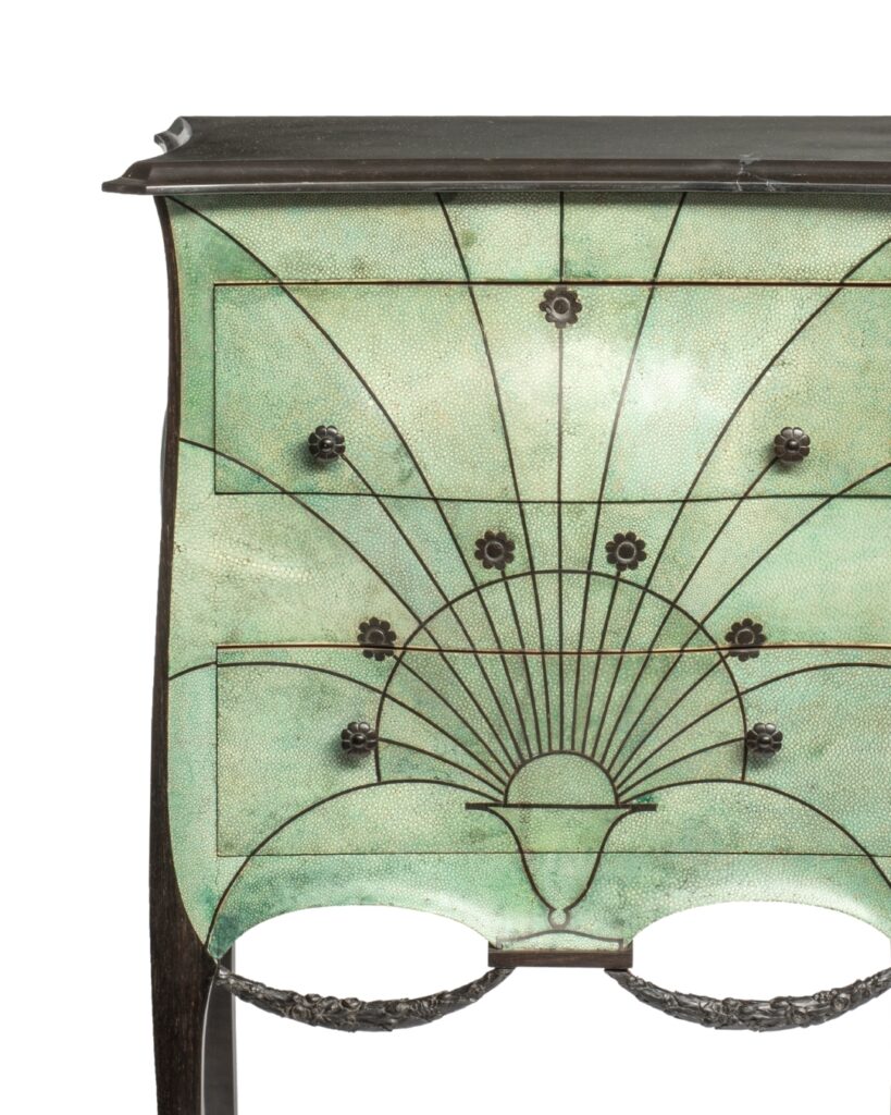 Cômoda de 1912 por Paul Iribe revestida em Galuchat verde e ébano, ícone do acervo do MAD Paris.