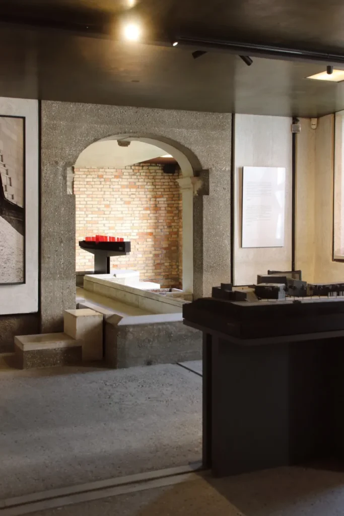 Pórtico em concreto martelado na Sala Luzzatto com vista para o canal de maré e intervenção arquitetônica de carlo scarpa em Veneza.
