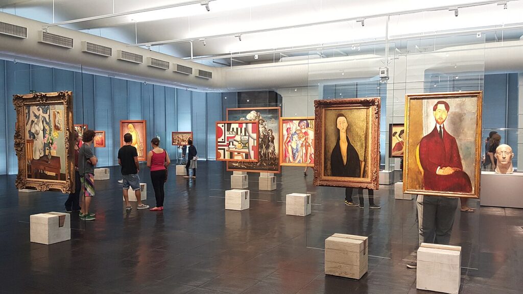 Cavaletes de cristal de Lina Bo Bardi no salão do MASP, marco expográfico do brutalismo em São Paulo.