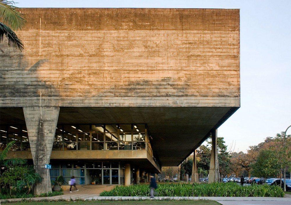Fachada monumental em concreto aparente e pilares da FAU-USP, obra-prima do brutalismo em São Paulo.