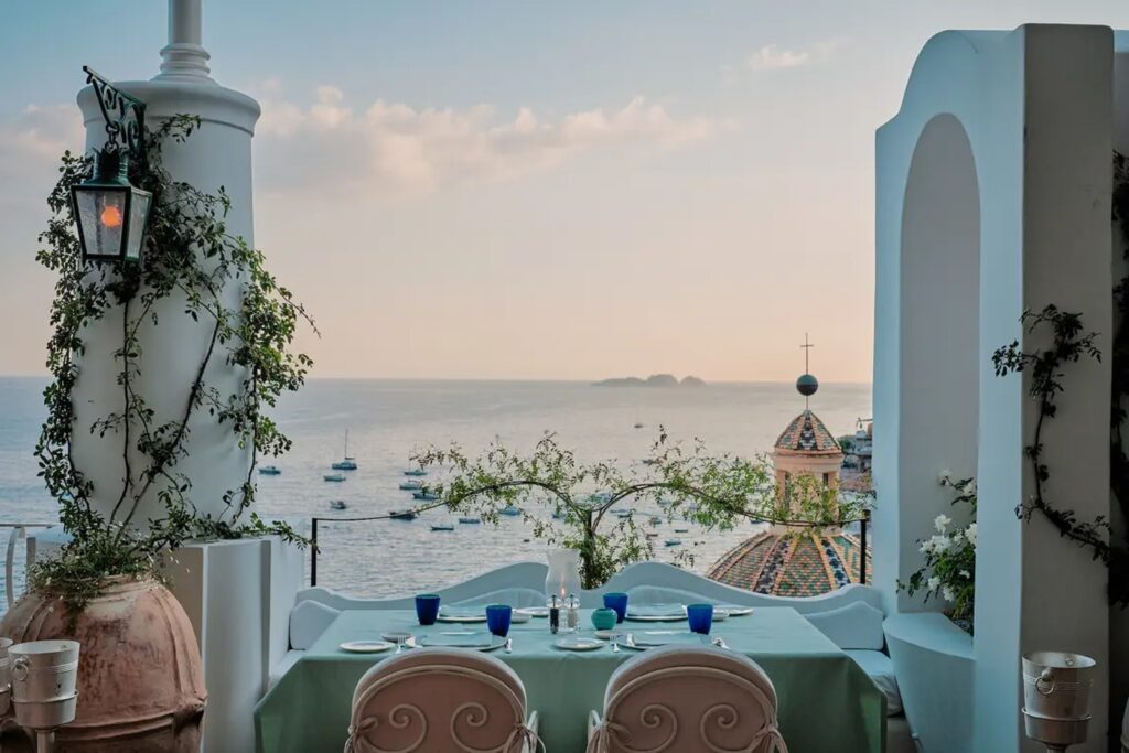Terraço do La Sponda com vista para o mar em Positano, destaque entre os restaurantes mais bonitos da Itália.