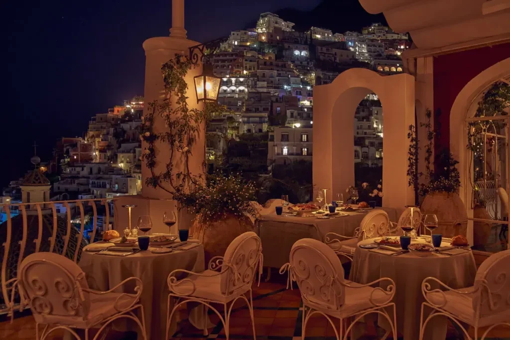 Vista noturna do terraço do La Sponda em Positano, um dos restaurantes mais bonitos da Itália.
