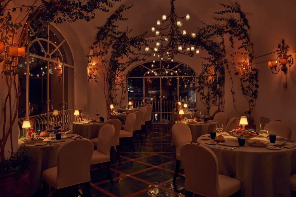 Salão abobadado à luz de velas do La Sponda, entre os restaurantes mais bonitos da Itália.