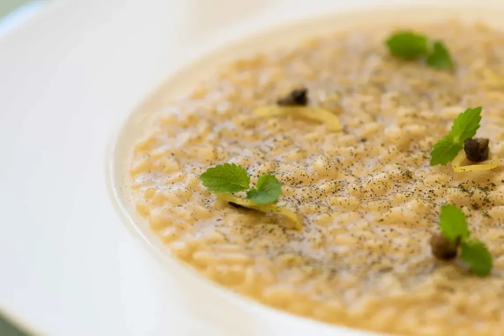 Empratamento autoral no La Sponda Le Sirenuse, referência nos restaurantes mais bonitos da Itália.