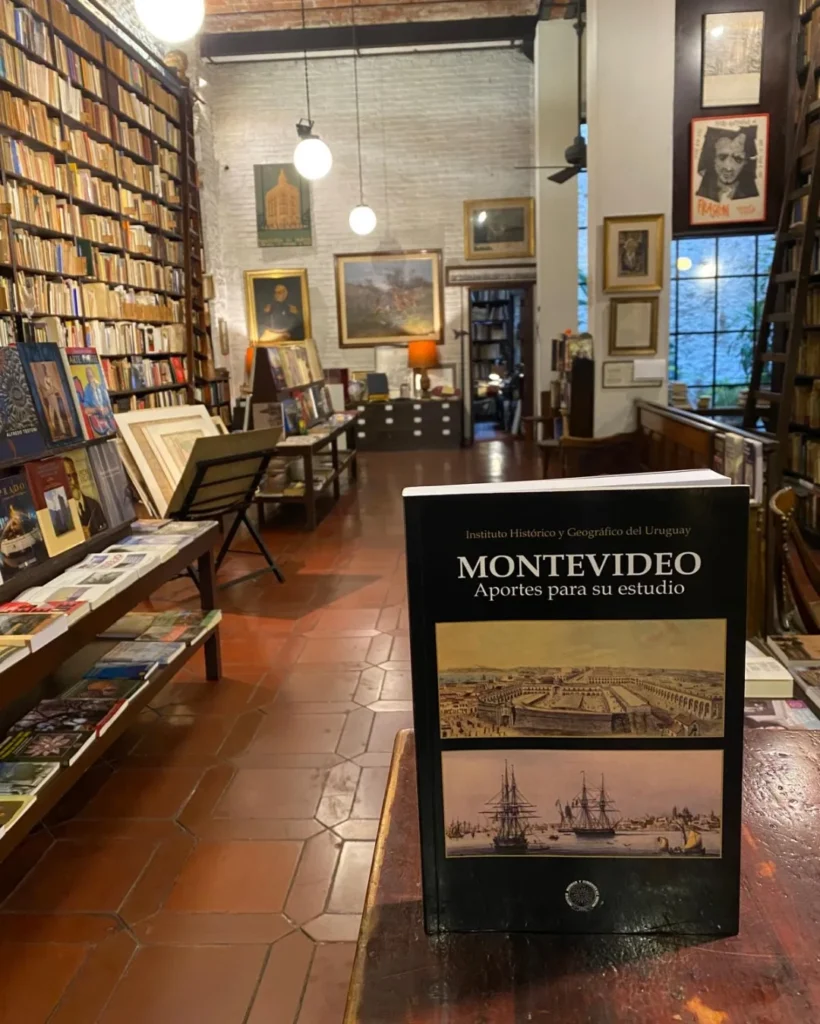 Interior acolhedor da tradicional livraria Linardi y Risso em Montevidéu, parada histórica recomendada para um roteiro no Uruguai.