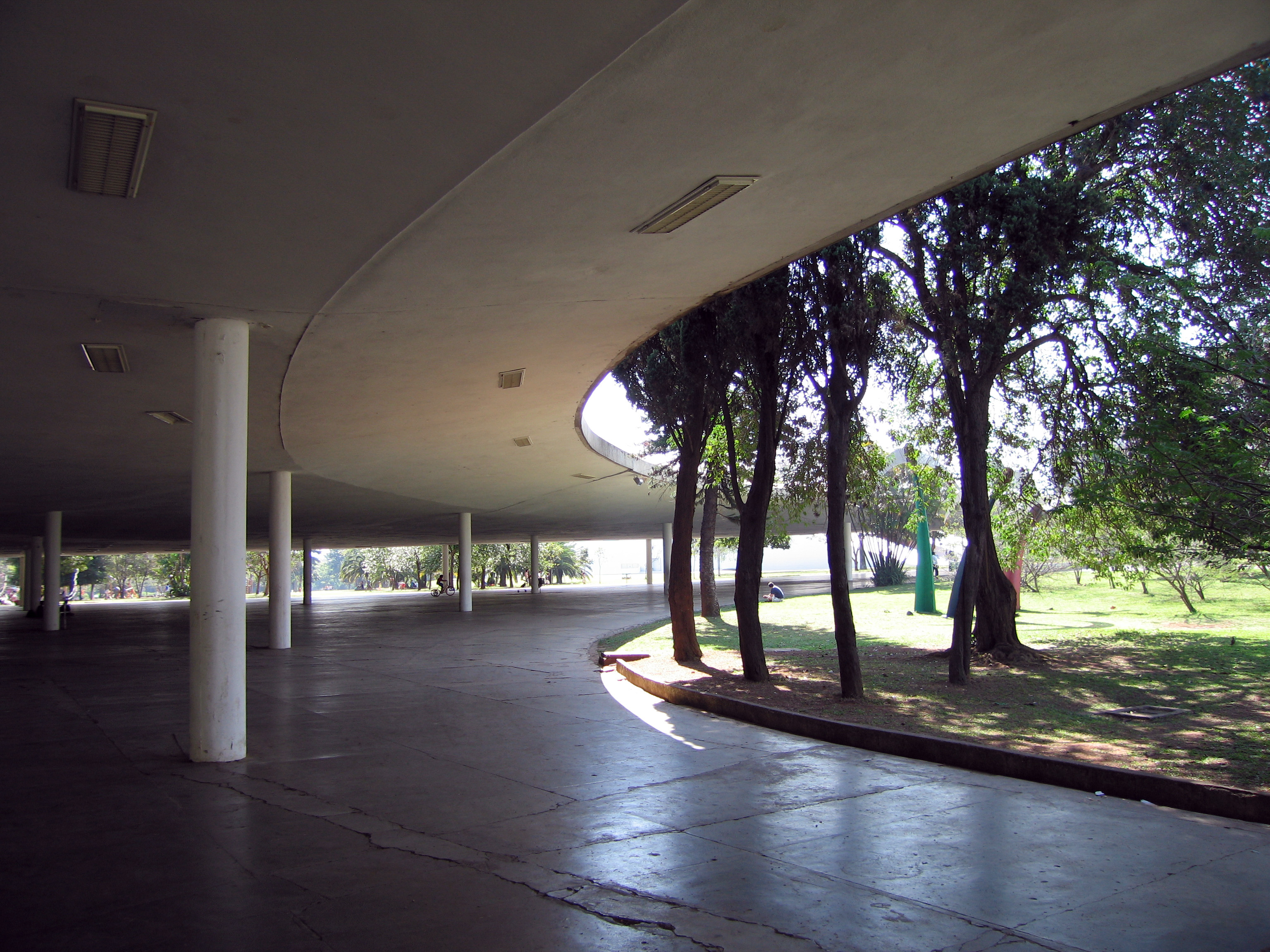 Pilares e marquise de concreto no Parque Ibirapuera, marco do modernismo e das raízes do brutalismo em São Paulo.