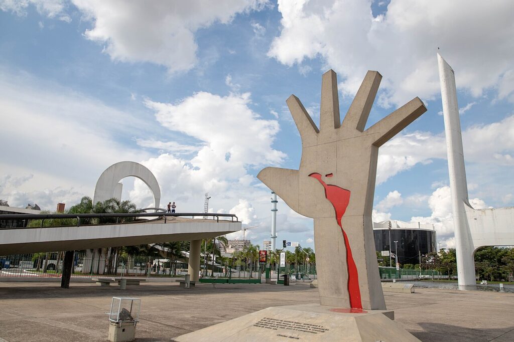 Escultura A Mão e estruturas em concreto do Memorial da América Latina no contexto do brutalismo em São Paulo.