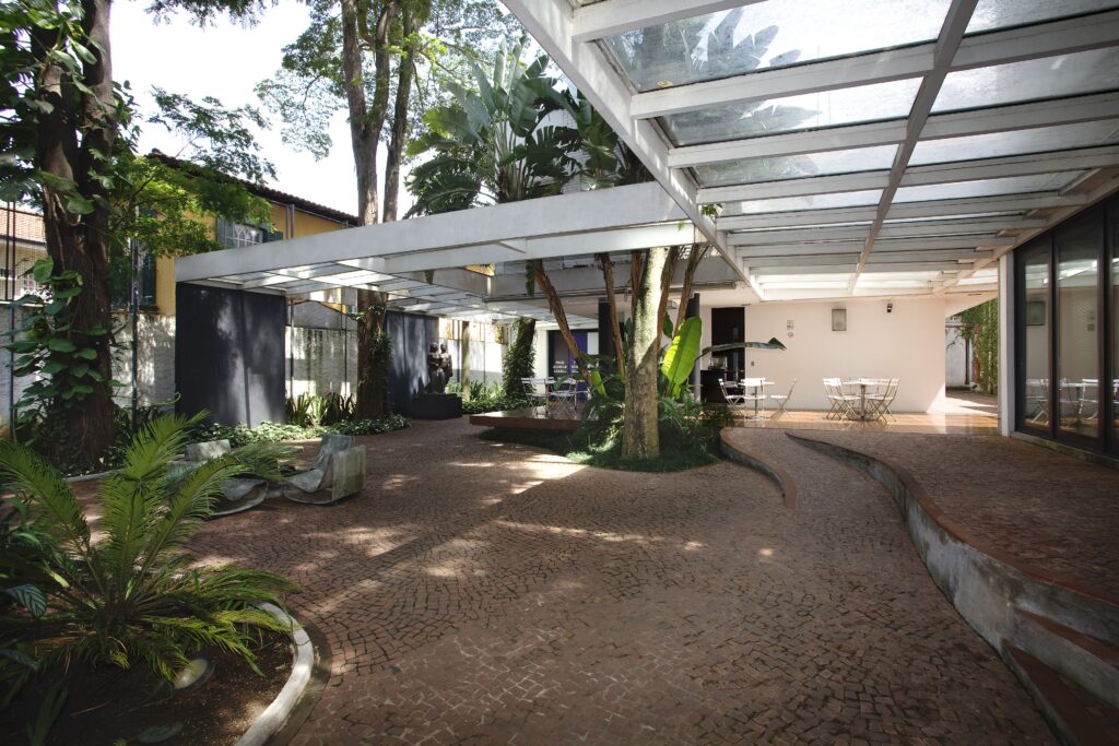 Pátio com pérgola e jardim no Museu Lasar Segall, referência ao brutalismo em São Paulo.
