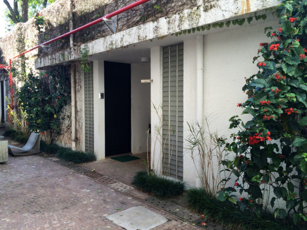 Pátio do Museu Lasar Segall com banco de concreto, diálogo com o brutalismo em São Paulo.