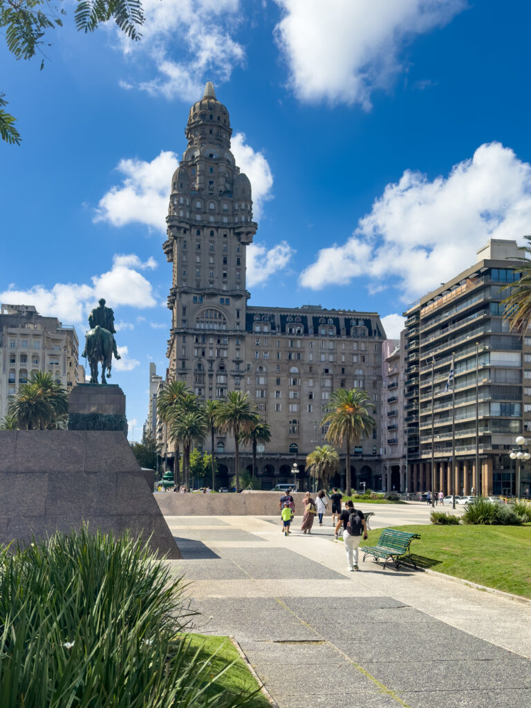 Fachada imponente do icônico Palácio Salvo visto a partir da Plaza Independencia em Montevidéu, imperdível em um roteiro no Uruguai.