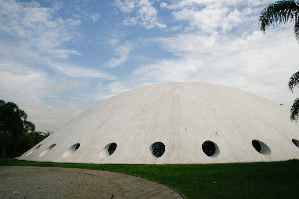 Cúpula de concreto da Oca no Ibirapuera, marco da arquitetura moderna e das estruturas do brutalismo em São Paulo.