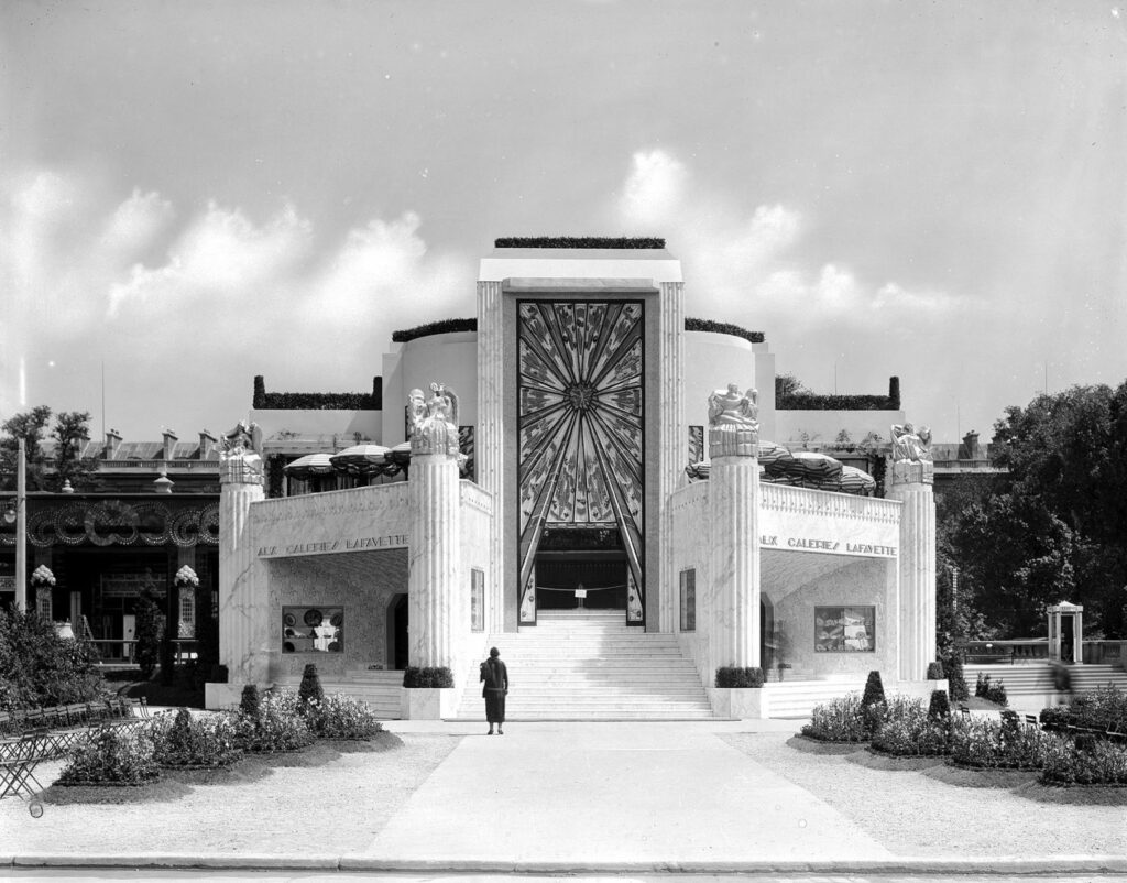 Fachada monumental do Pavillon La Maîtrise na Exposição de Paris de 1925, marco fundador da arquitetura art deco.