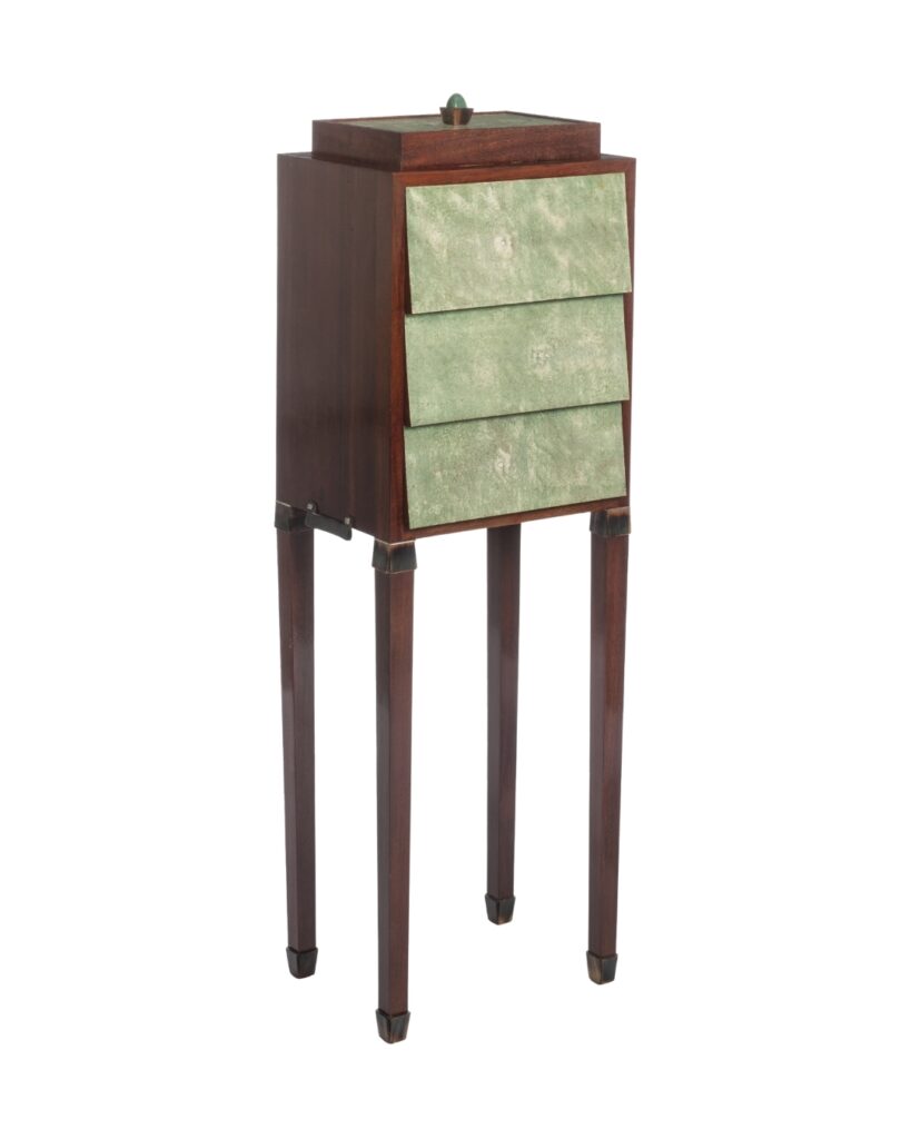 Gabinete Art Déco de Pierre Legrain em jacarandá e gavetas em Galuchat verde, c. 1919.