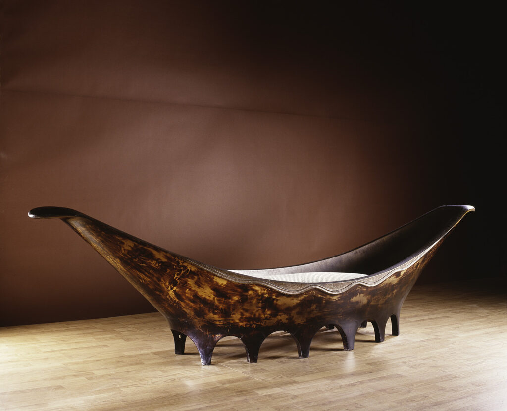 Daybed Pirogue em laca japonesa e madeira patinada, icônico leito de repouso desenhado por Eileen Gray (Eileen Grey).