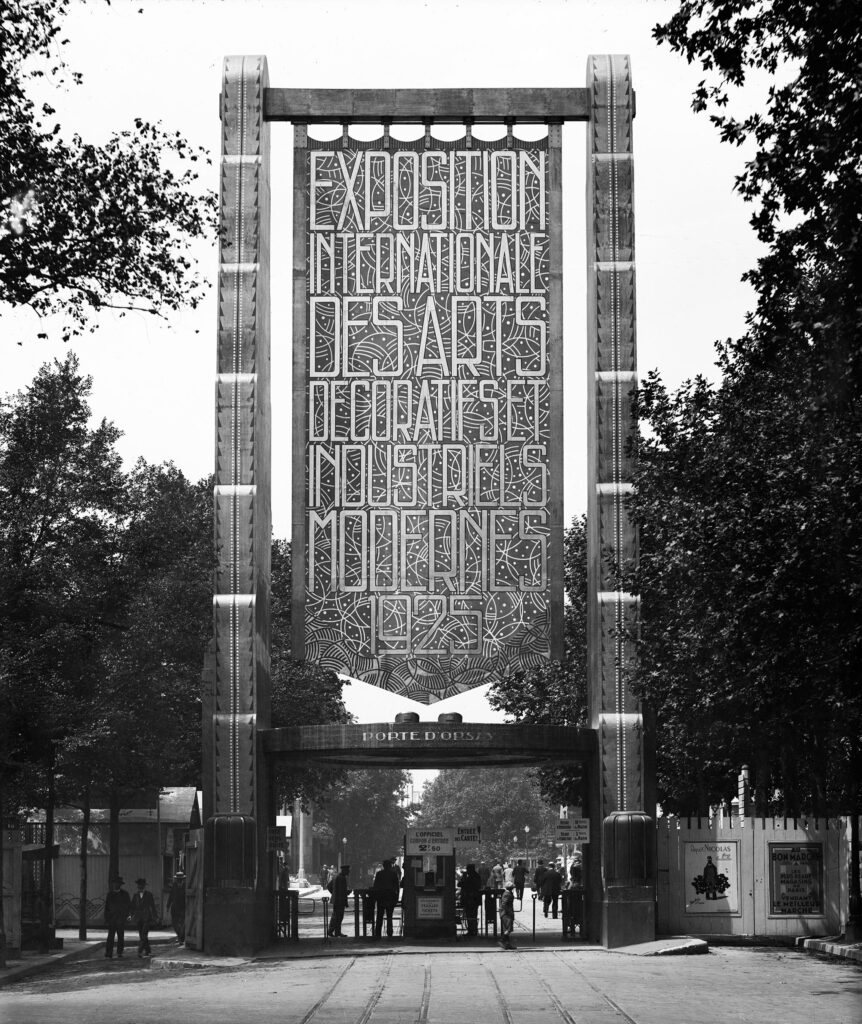 Porte d'Orsay na Exposição de 1925 em Paris, marco do Art Déco projetado por Louis-Hippolyte Boileau com pórtico monumental.